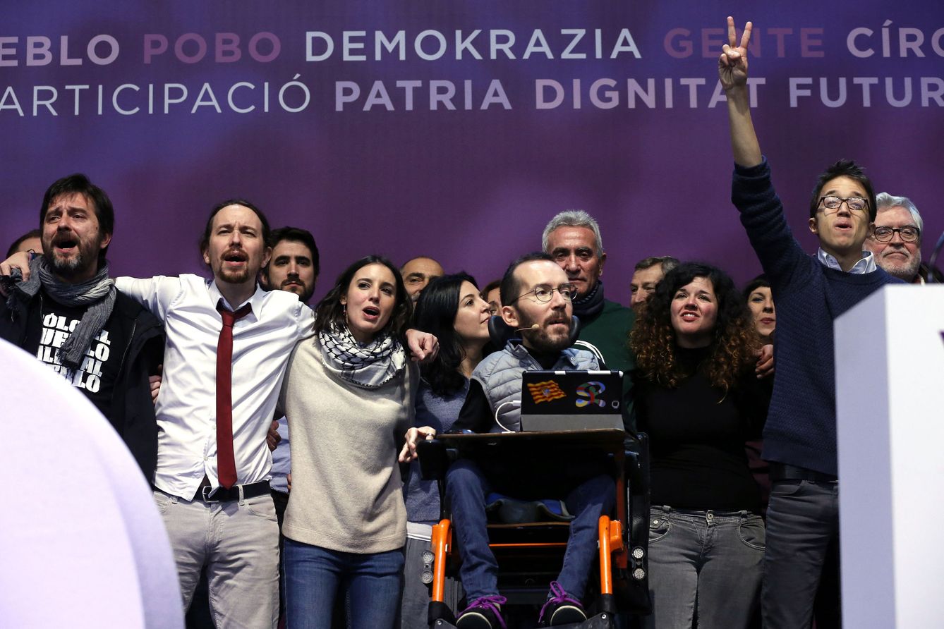 Rafa Mayoral, Pablo Iglesias, Irene Montero, Diego Cañamero, Pablo Echenique, Sofía Fernandez e Íñigo Errejón, en Vistalegre II, en 2017. (EFE/Chema Moya)