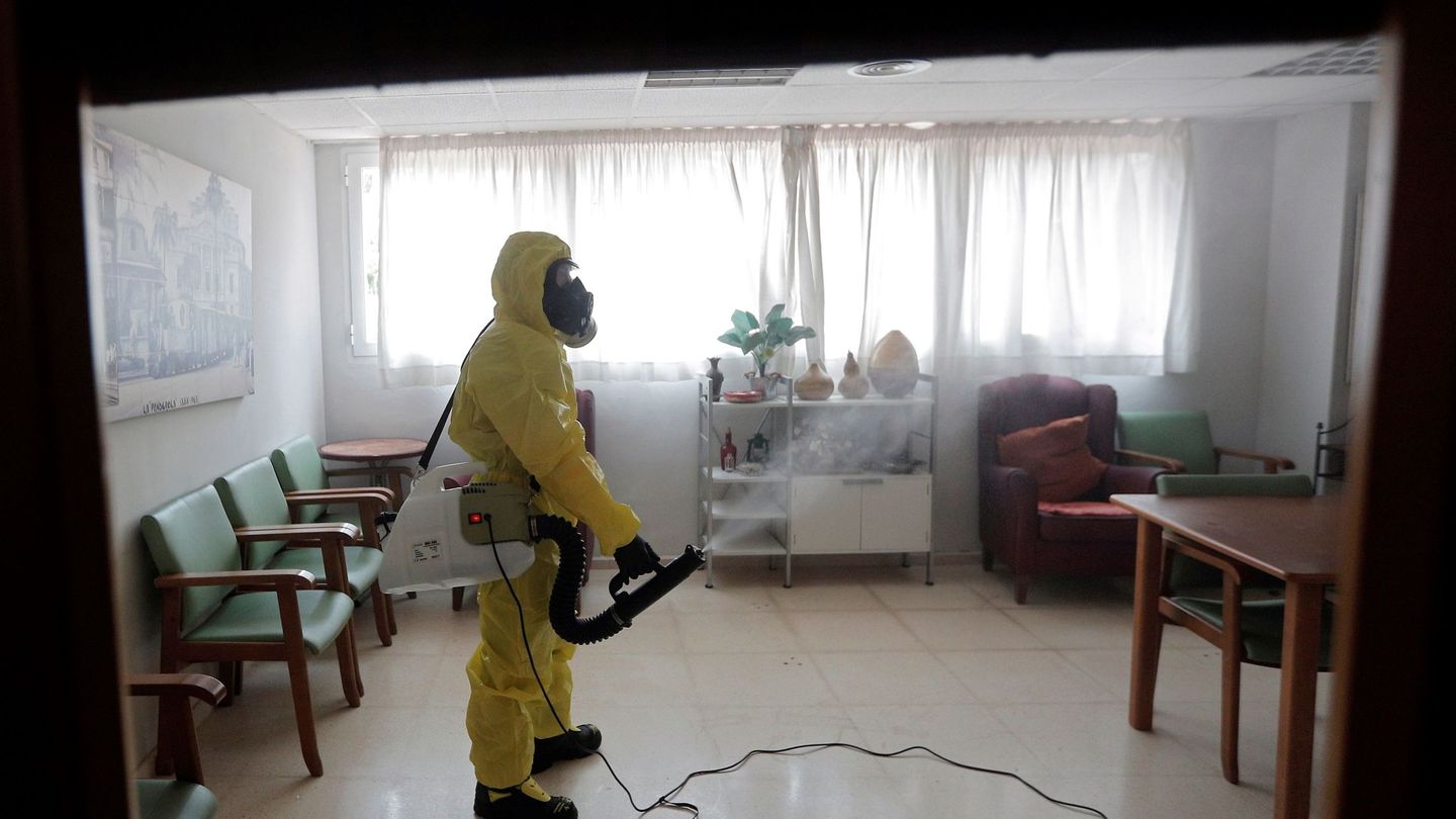 Un miembro del Gietma (Grupo de Intervención en Emergencias Tecnológicas y Medioambientales) de la UME realiza labores de desinfección en una residencia. (EFE)