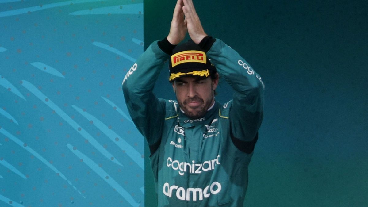 Fernando Alonso pierde medio coche en Imola y abandona tras seis