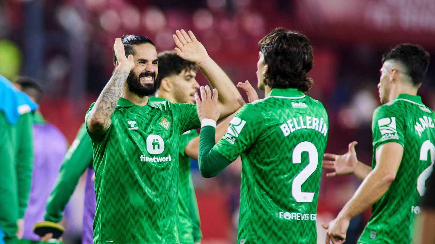 Isco celebra con Bellerín el gol de Ayoze. (Europa Press)