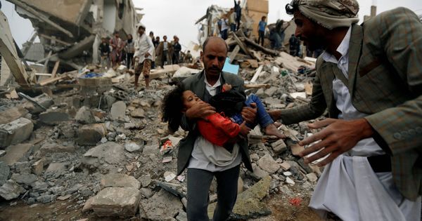 Foto: Un hombre ayuda a una niña herida en un bombardeo de la coalición árabe contra Saná, capital de Yemen. (Reuters)