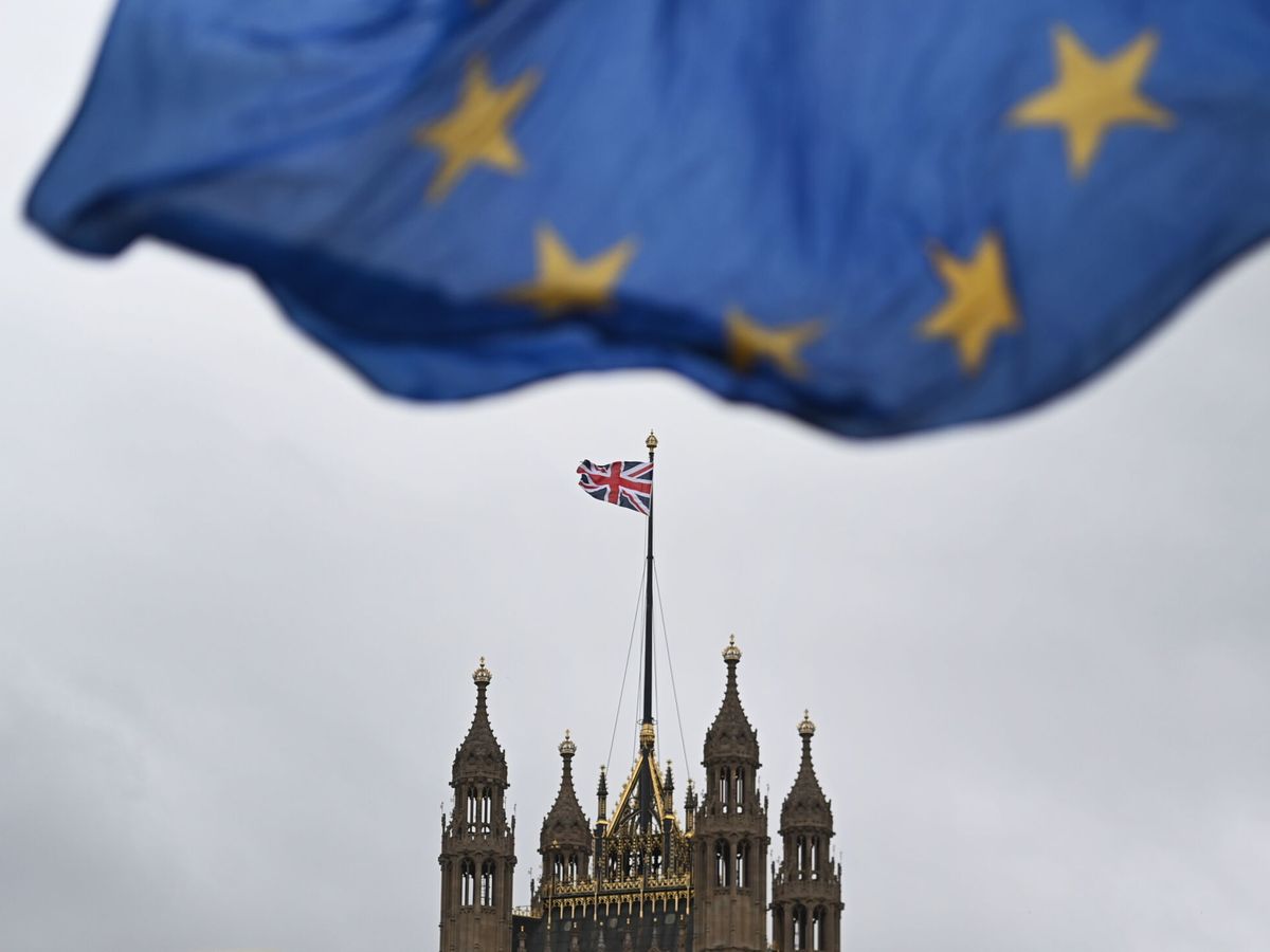Foto: Las relaciones entre el Reino Unido y la Unión Europea alcanzan un nuevo mínimo en el sistema de residencia tras el Brexit. (EFE/Andy Rain)