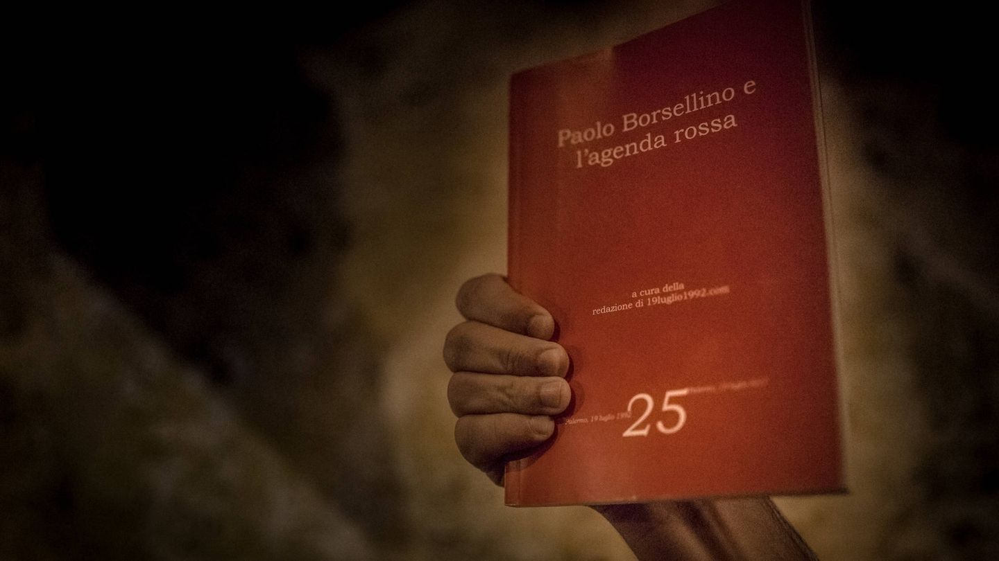 Una de las 'Agendas Rojas' que enarbola el movimiento de Borsellino (Foto: Victoria Herranz)