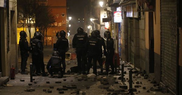 Foto: Policías antidisturbios en la calle Mesón de Paredes con la calle del Oso, en el barrio de Lavapiés de Madrid. (EFE)