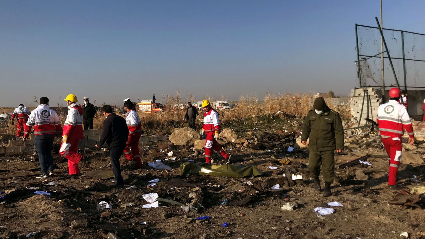 El equipo de rescate revisa los escombros del accidente (Reuters)