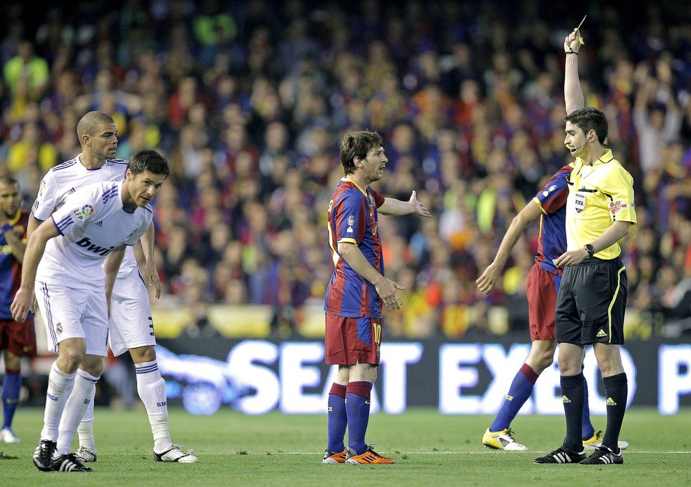 Foto: El navarro Undiano Mallenco, en la final de Copa de 2011 entre Barcelona y Madrid.