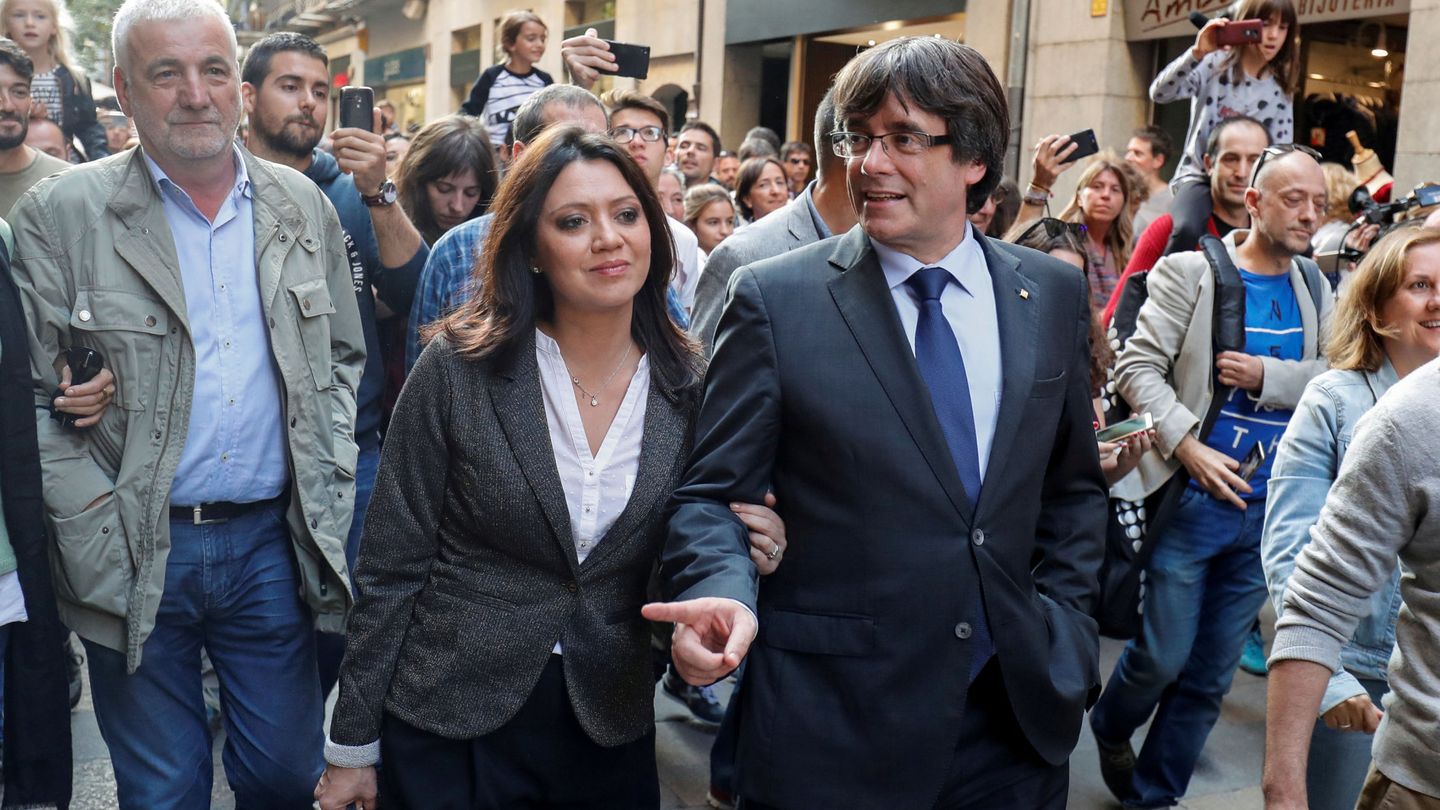 Marcela Topor y Carles Puigdemont, en Girona. (Reuters)