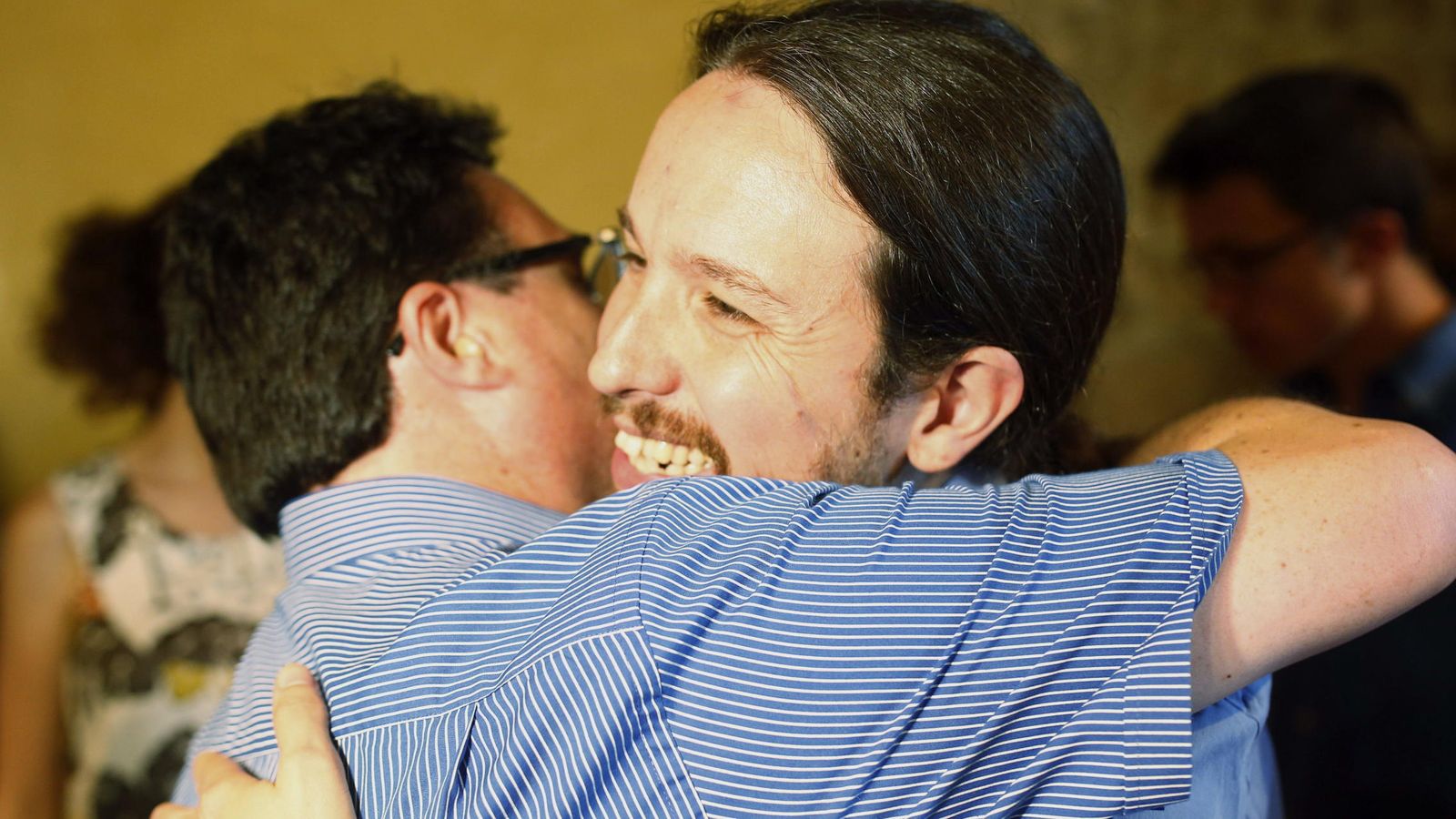 Foto: Joan Josep Nuet se abraza al secretario general de Podemos, Pablo Iglesias. (EFE)