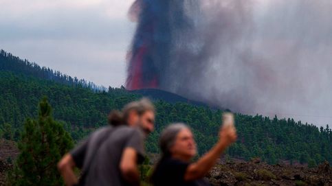 Los vecinos de La Palma se acercan a conocer el nuevo volcán: Se comió hasta una escuela