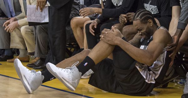 Foto: Kawhi Leonard se duele tras torcerse el tobillo izquierdo en el Golden State Warriors-San Antonio Spurs de este domingo. (Reuters)