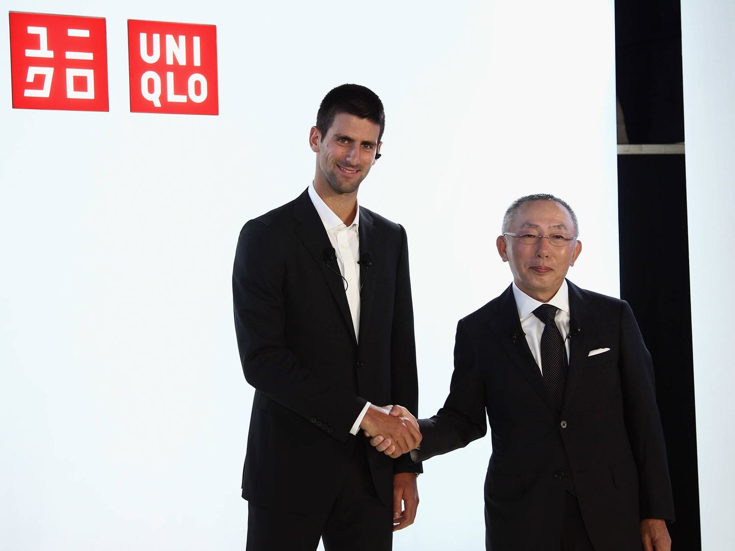 Tadashi Yanai y Novak Djokovic, embajador de la marca textil. (Getty)