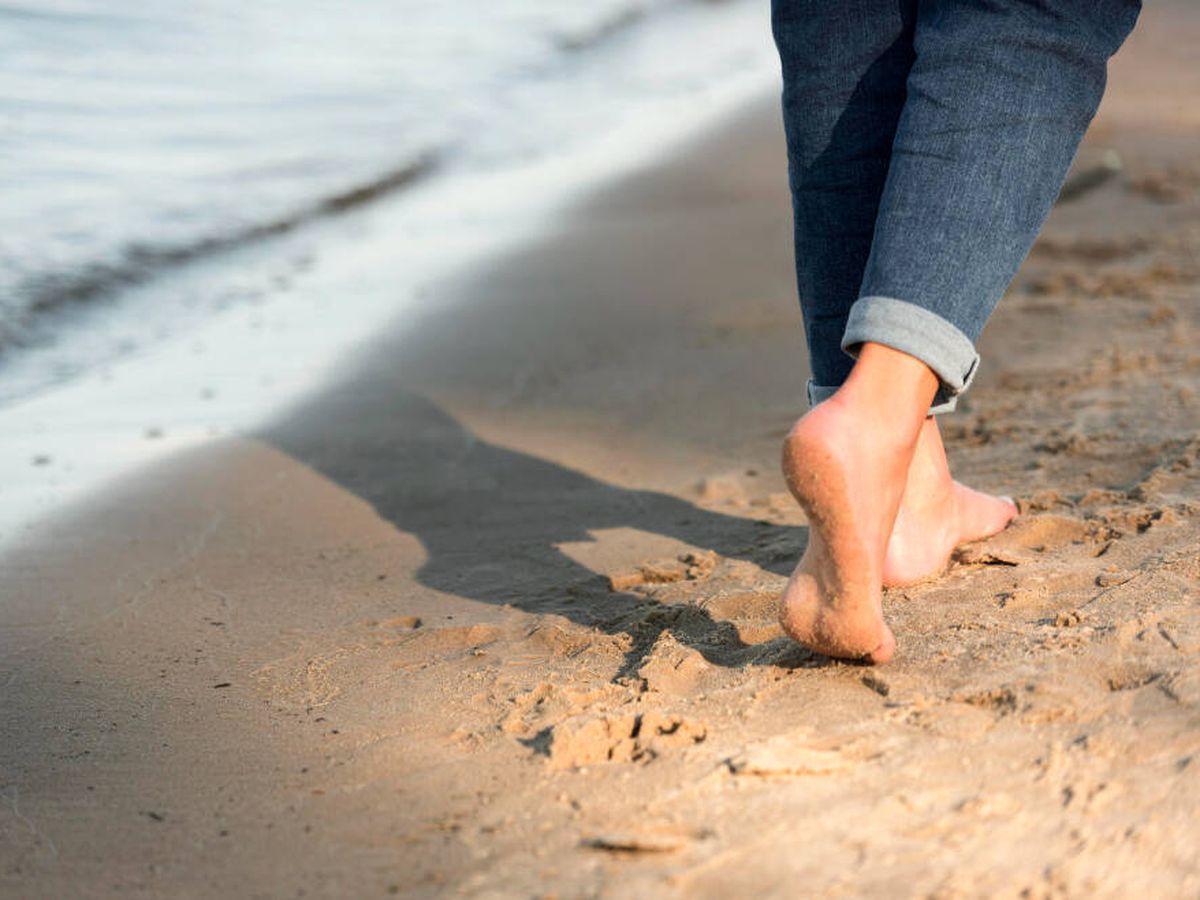 Foto: Descubrimos los secretos de andar descalzos y los beneficios que tiene para nuestra salud. (FREEPIK)