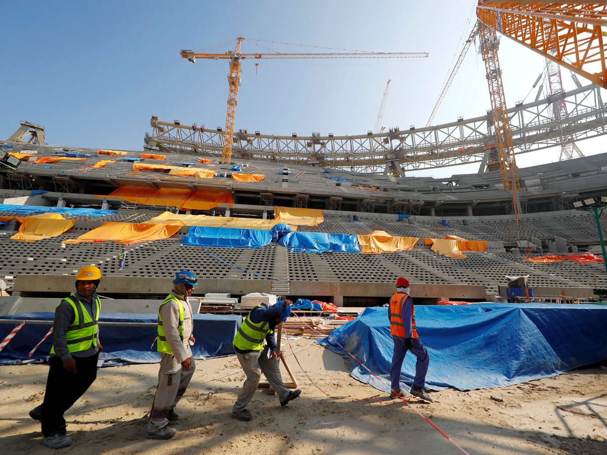 Foto: Diversos trabajadores inmigrantes durante la construcción de los estadios para el Mundial en 2019. (Reuters/Kai Pfaffenbach)