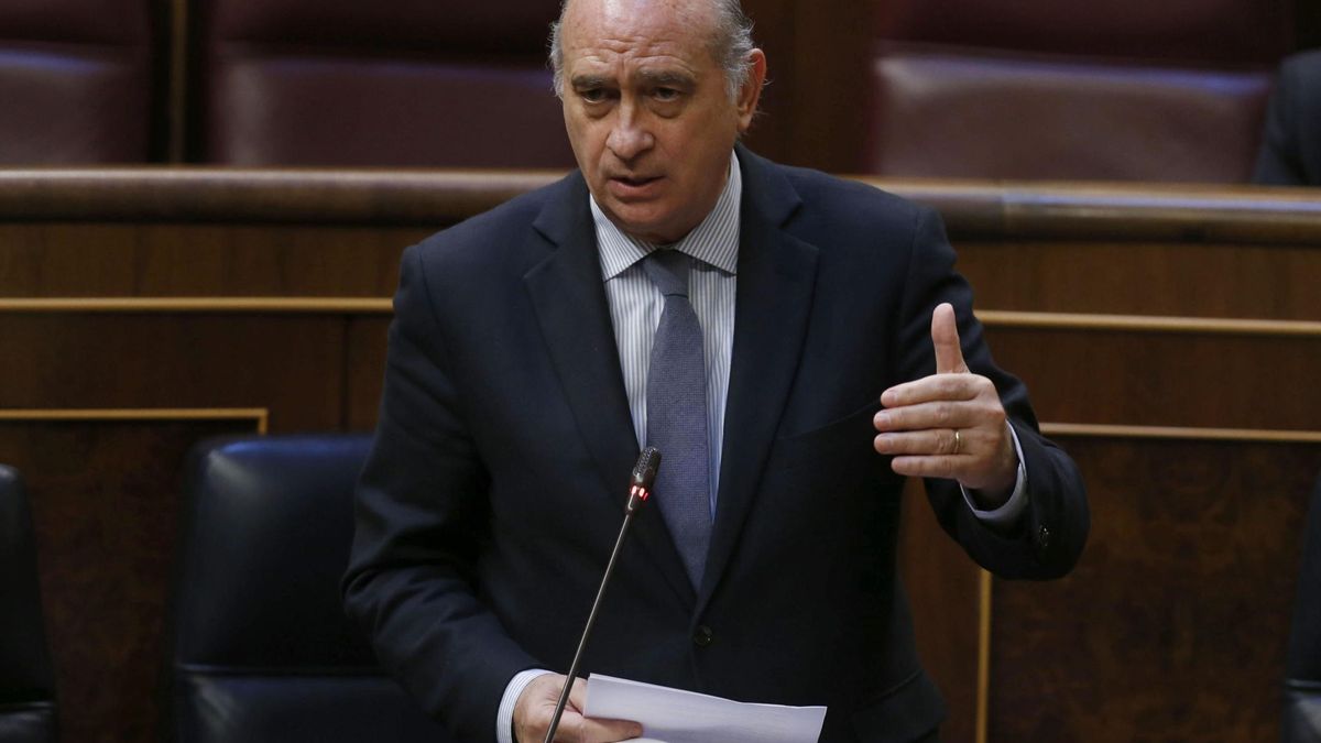 El ministro del Interior atribuye el puñetazo a Navarro a la "división" que vive Cataluña