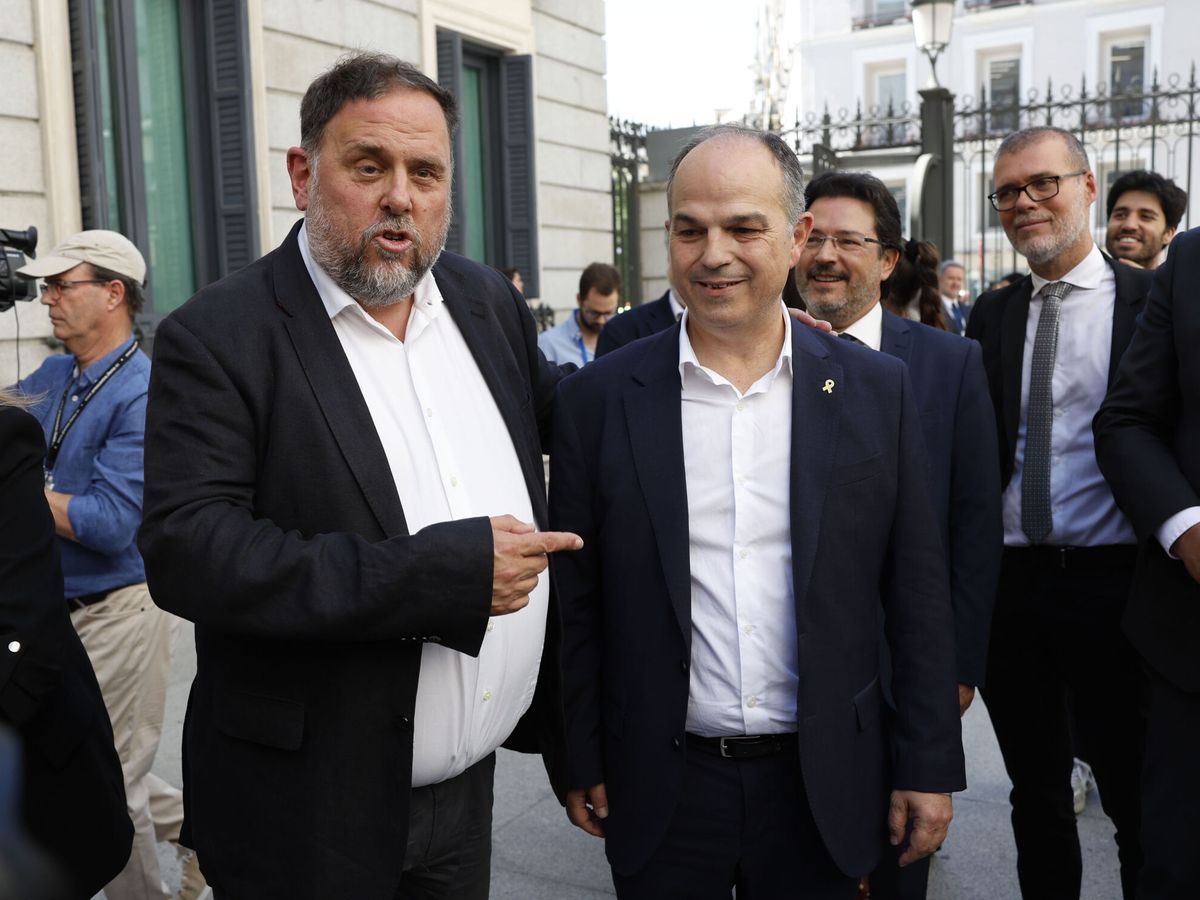 Foto: El presidente de ERC, Oriol Junqueras (i) y el secretario general de Junts, Jordi Turull (d), se abrazan tras quedar aprobada la ley de amnistía. (EFE/JJ Guillen)