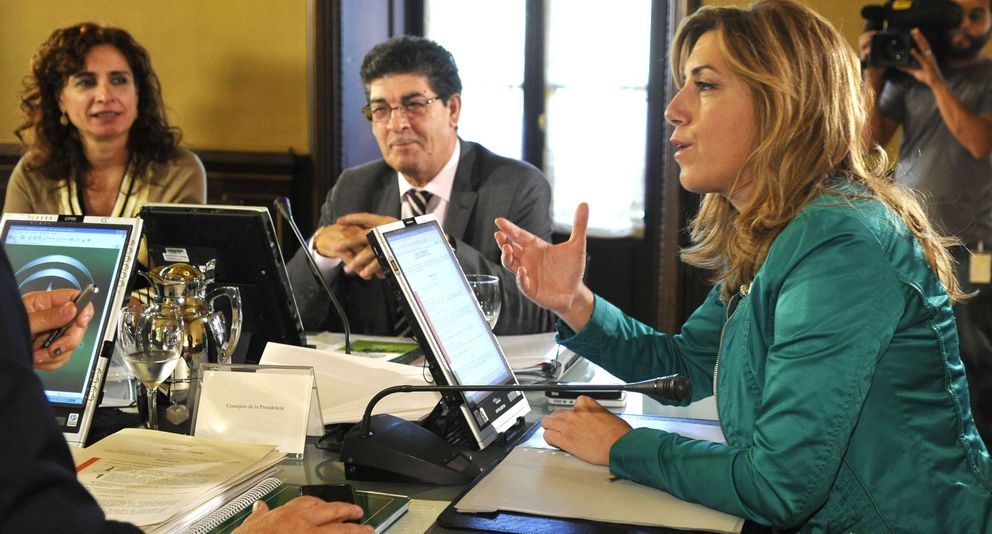 Susana Díaz (d) preside la reunión del consejo de gobierno de la Junta. (EFE)