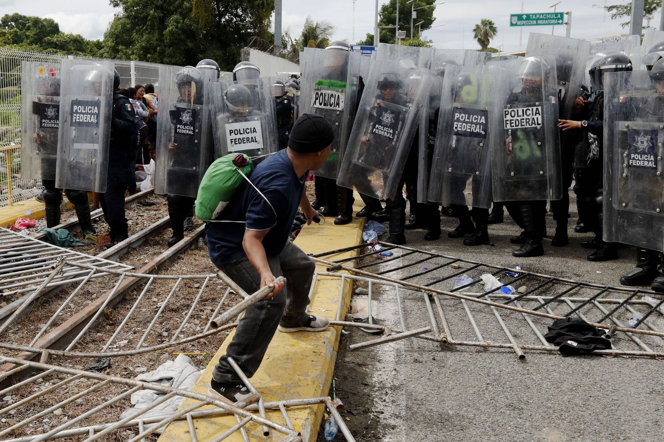 La policía mexicana trata de evitar el paso de migrantes hondureños a México. (EFE)
