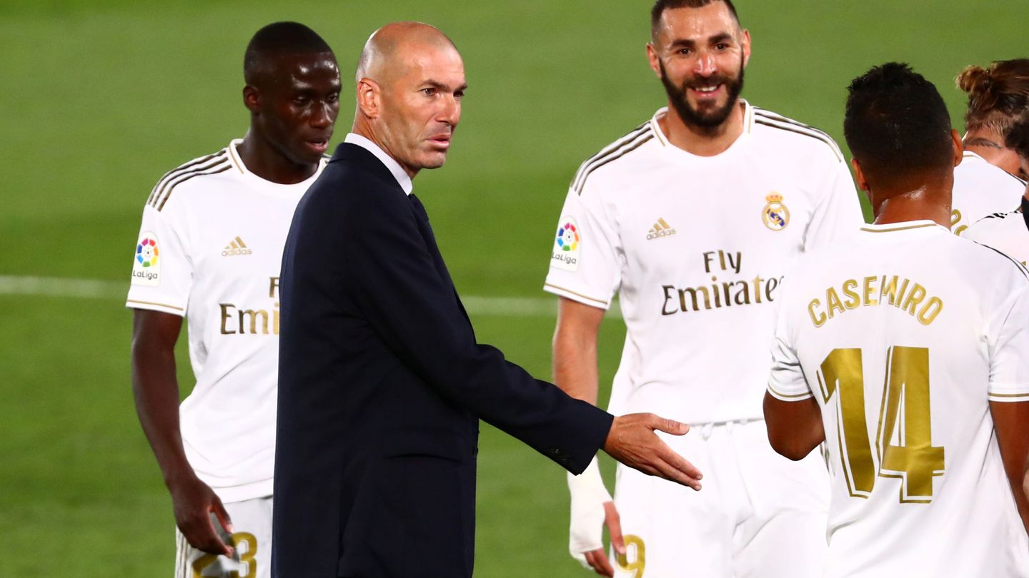 Zidane habla al grupo y Benema sonríe. (Efe)