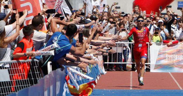 Foto: Gómez Noya choca las manos de los aficioandos en el Mundial de Larga Distancia celebrado en Pontevedra. (EFE)