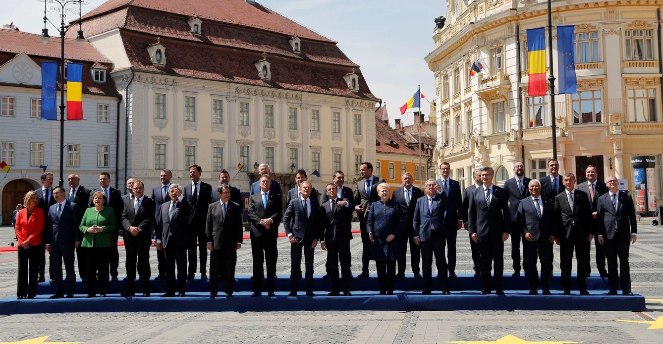 GRAF6673. SIBIU (RUMANÍA), 09 05 2019.- Foto de familia de los líderes de los 27 que se reúnen en la cumbre europea informal de Sibiu (Rumanía) para abordar un borrador de la agenda europea hasta 2024 y para firmar una declaración sobre la unida
