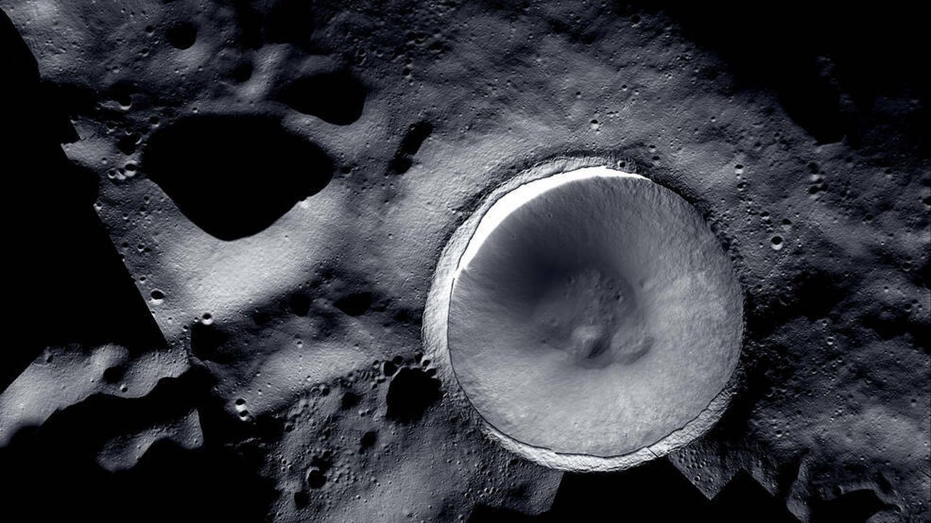 Foto: El nuevo mosaico del cráter Shackleton creado por los equipos LROC y ShadowCam. (NASA/KARI/ASU)