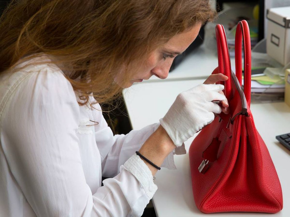 Foto: Vestiaire Collective revisa un Birkin de Hermès antes de revenderlo. (Getty)