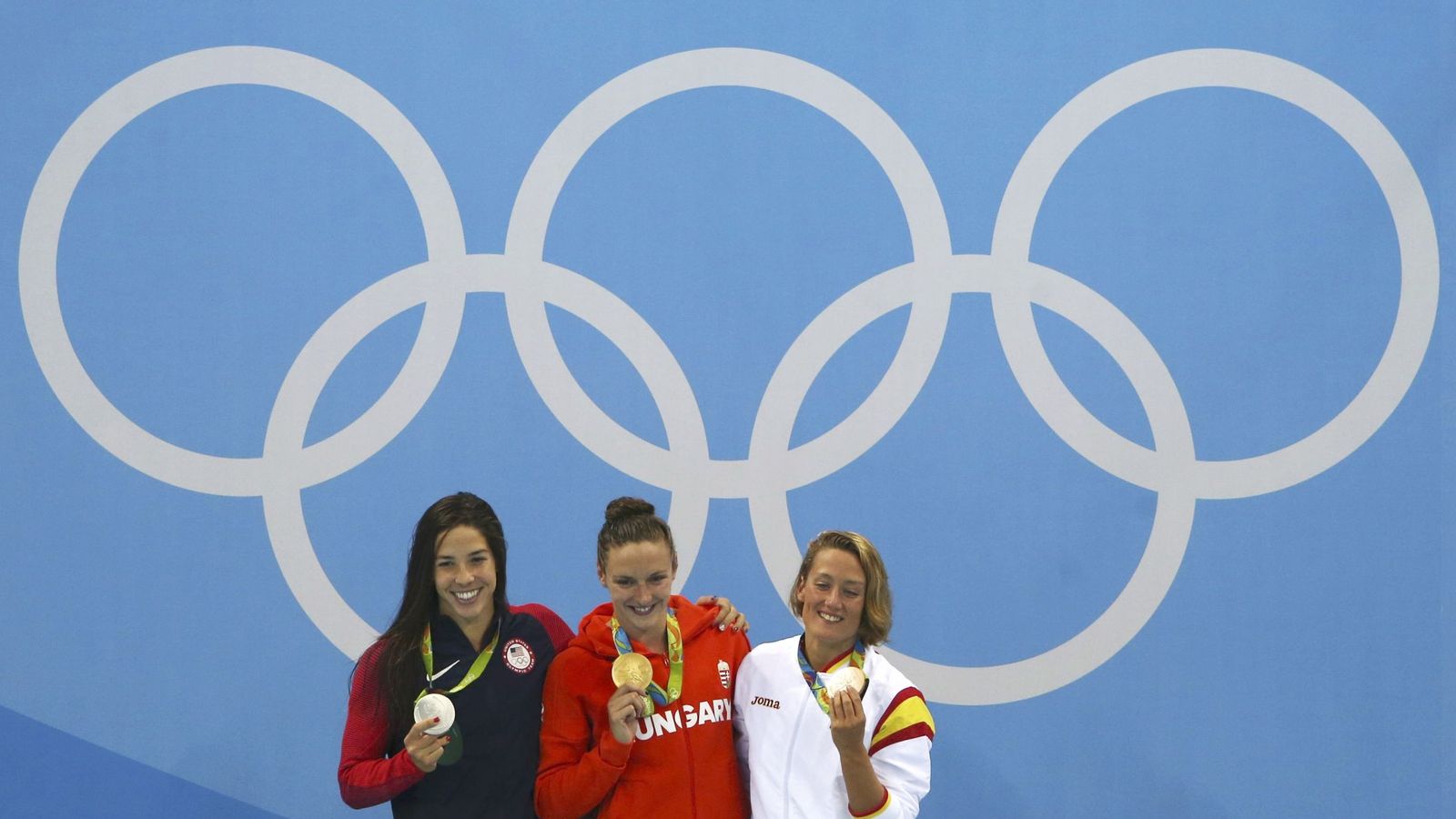Foto: El podio de los 400 estilos, con DiRado (i), Hosszú (c) y Belmonte (d) (Marcos Brindicci/Reuters)