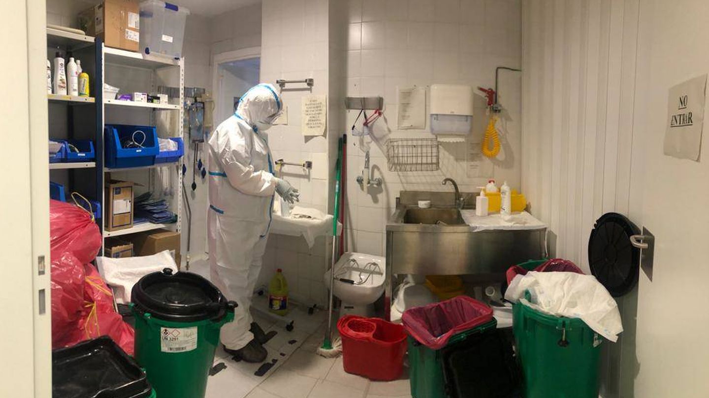 Un enfermero del Hospital Regional de Málaga se cambia en un mínimo espacio (SATSE).