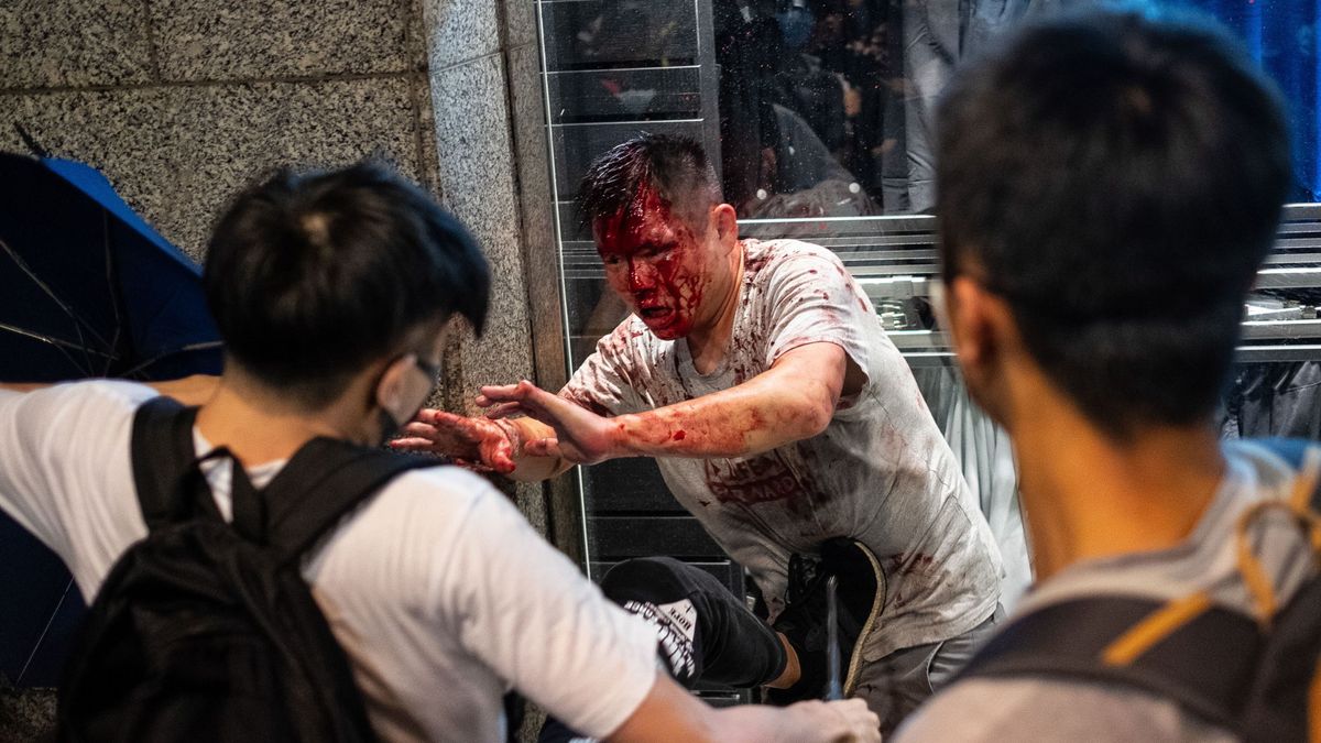 Un hombre acuchilla a cuatro personas durante las protestas de Hong Kong