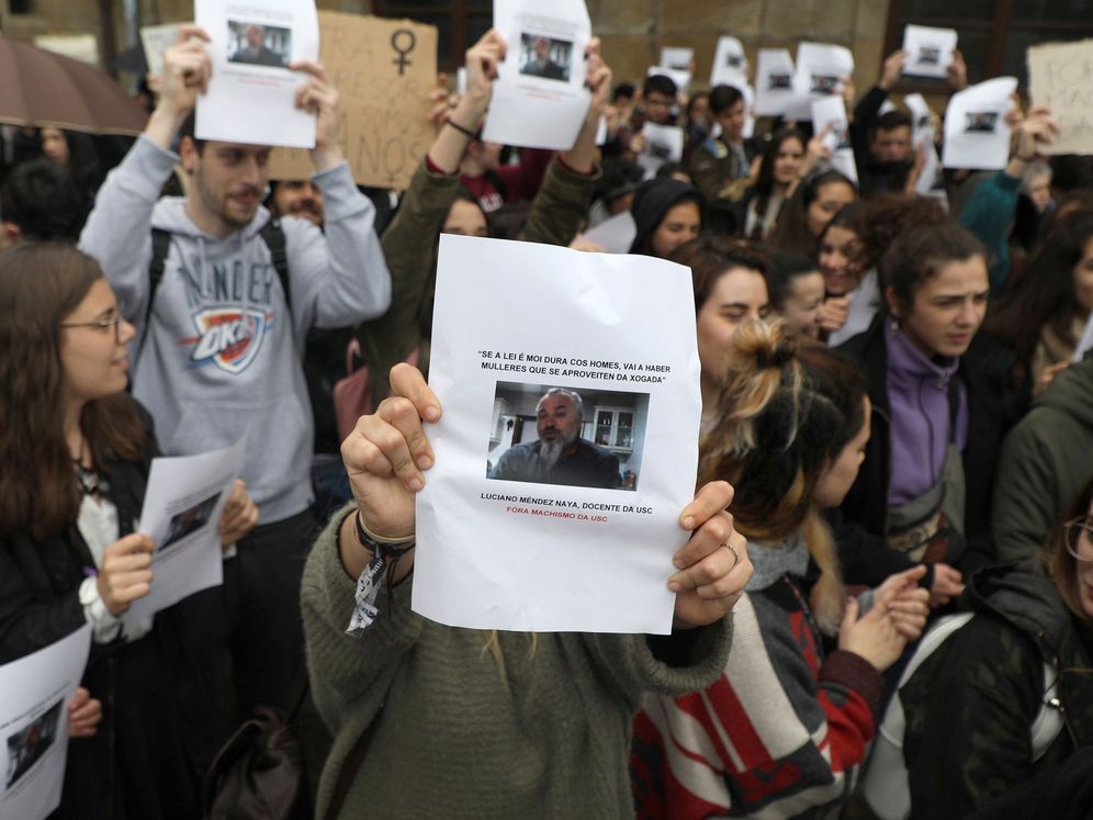Foto: Concentración de estudiantes de la USC tras los comentarios del profesor Méndez sobre la víctima de 'la Manada'. (Efe)
