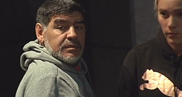 Maradona, junto a su novia Rocío Oliva en el hotel de Madrid donde se hospedaba. (EFE)