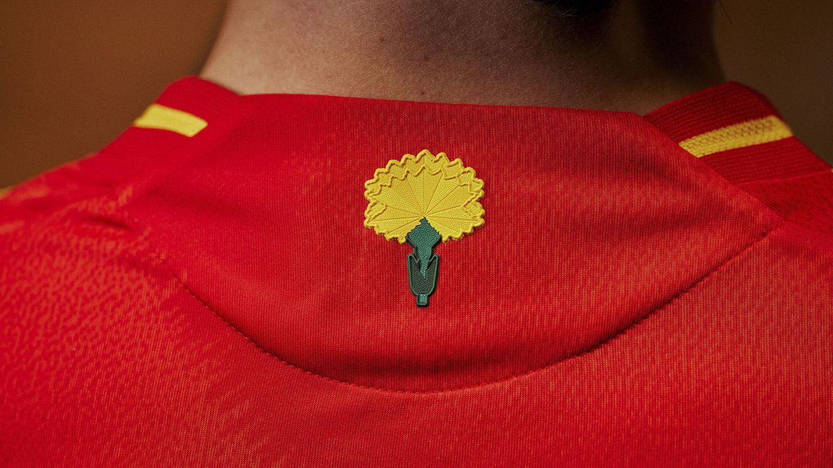 Qué significa el clavel que luce en la espalda la camiseta oficial de España para la Eurocopa 2024