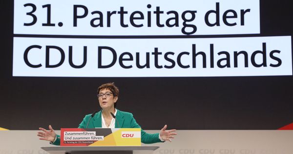 Foto: Annegret Kramp-Karrenbauer durante el congreso de la CDU en Hamburgo. (EFE)