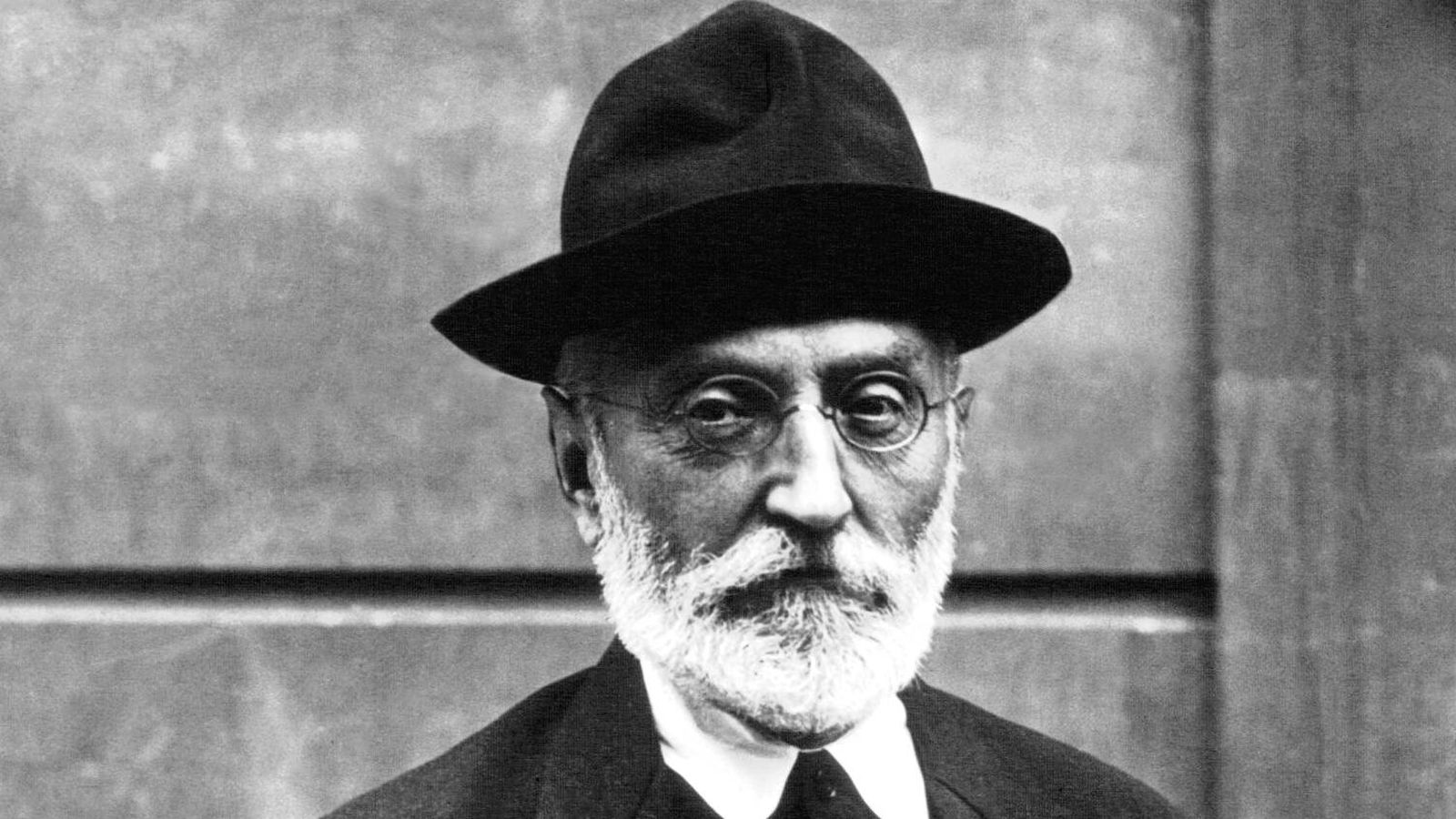 Miguel de Unamuno, escritor: "Una de las ventajas de no ser feliz es que se puede desear la felicidad"