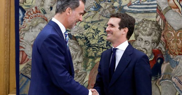 Foto: El Rey Felipe VI ha recibido hoy en el Salón de Audiencias del Palacio de la Zarzuela a Pablo Casado (d). (EFE)