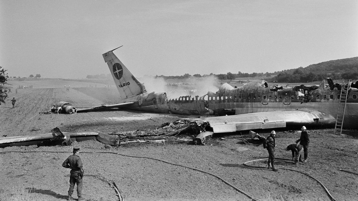La tragedia del vuelo 820 de Varig: el cigarro que acabó con el tabaco en los aviones
