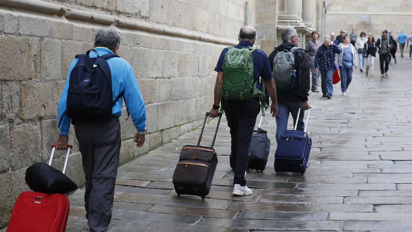 Dos sentencias judiciales amenazan con dar un vuelco a las decenas de miles de pisos turísticos que operan en Galicia.