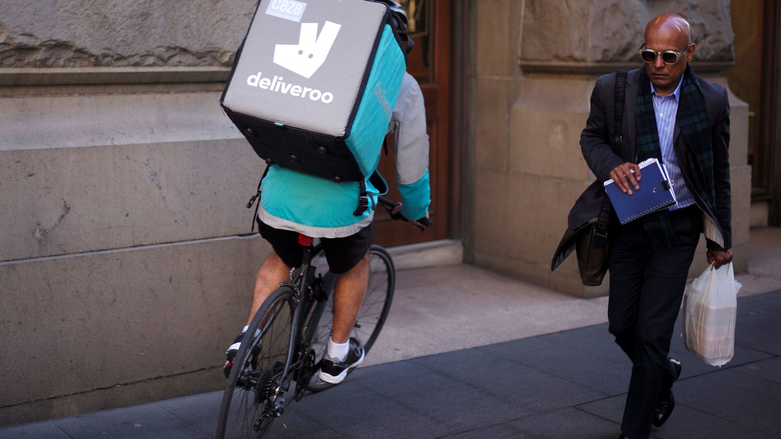 Foto: Un 'rider' de Deliveroo en Australia. (Reuters)