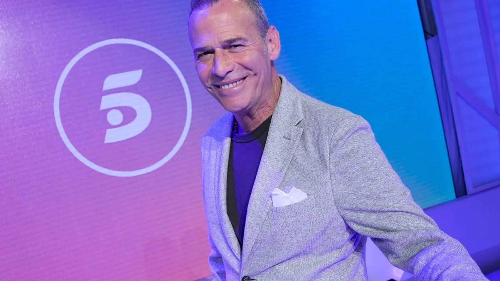 El nuevo 'Mujeres y hombres y viceversa' busca ya participantes en Telecinco: cómo apuntarse al casting de 'Amor o lo que surja', con Carlos Lozano