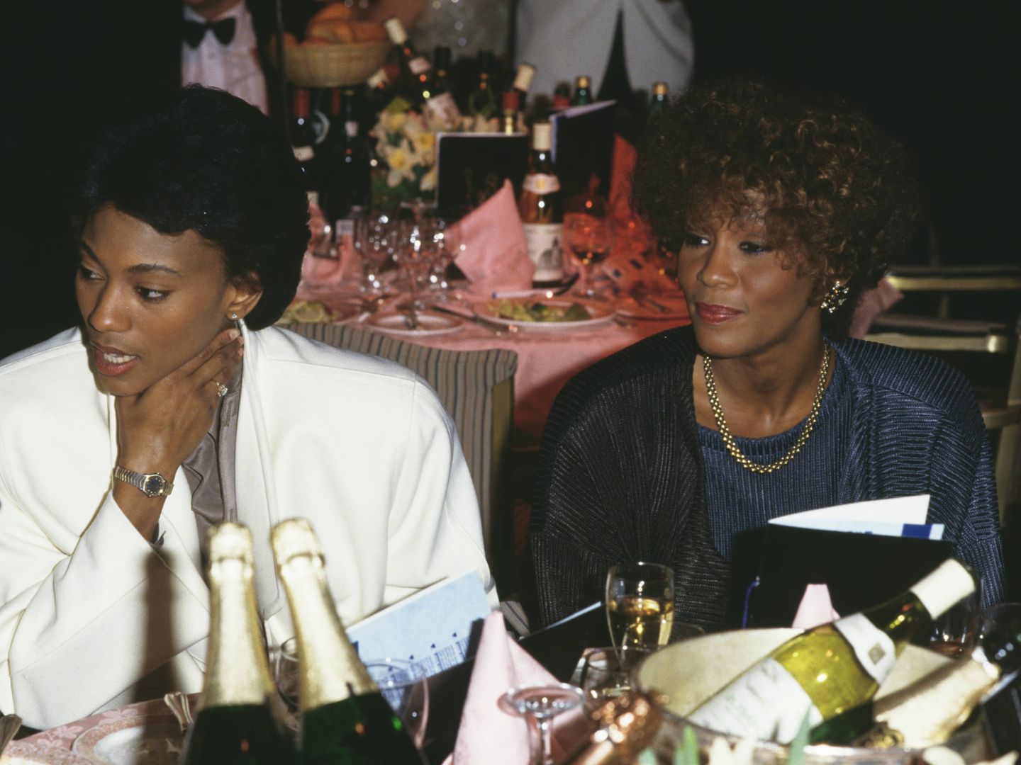 Whitney Houston con su íntima amiga Robyn Crawford. (Getty)