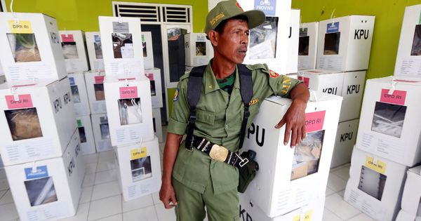Foto: Un empleado público vigila el material electoral antes de su distribución entre los colegios electorales de las localidades de Bogor, Indonesia. (EFE)