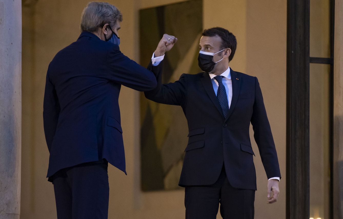 El enviado especial de EEUU para el clima, John Kerry, recibido de nuevo en el Elíseo por el presidente francés Emmanuel Macron. (EFE)