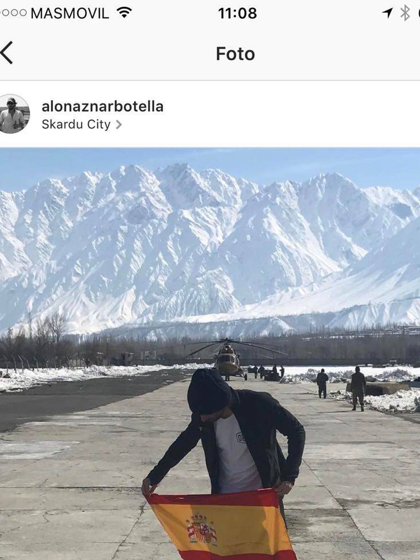 Alonso Aznar torea con una bandera de España en la falda de una montaña nevada. 