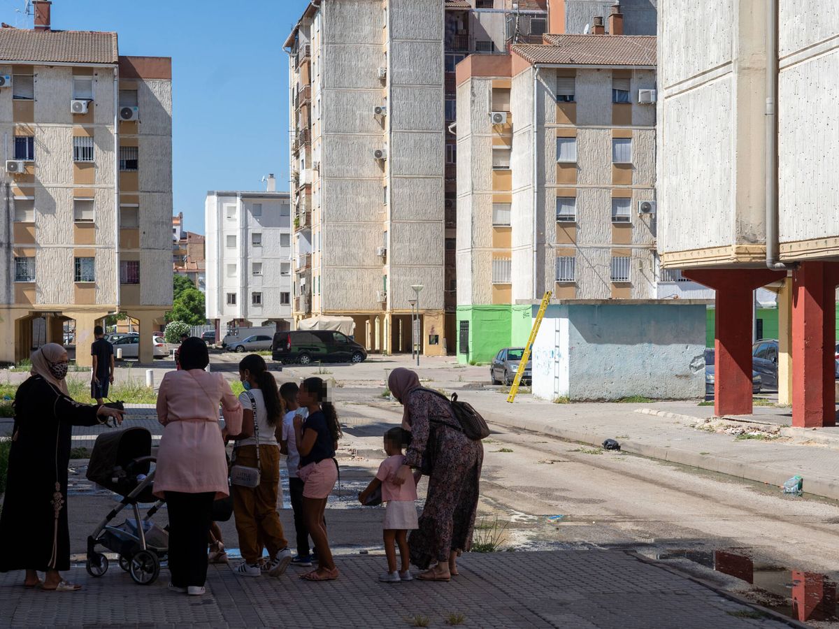 Foto: Varios vecinos en una de las calles del Polígono Sur de Sevilla. (Europa Press / Eduardo Briones)