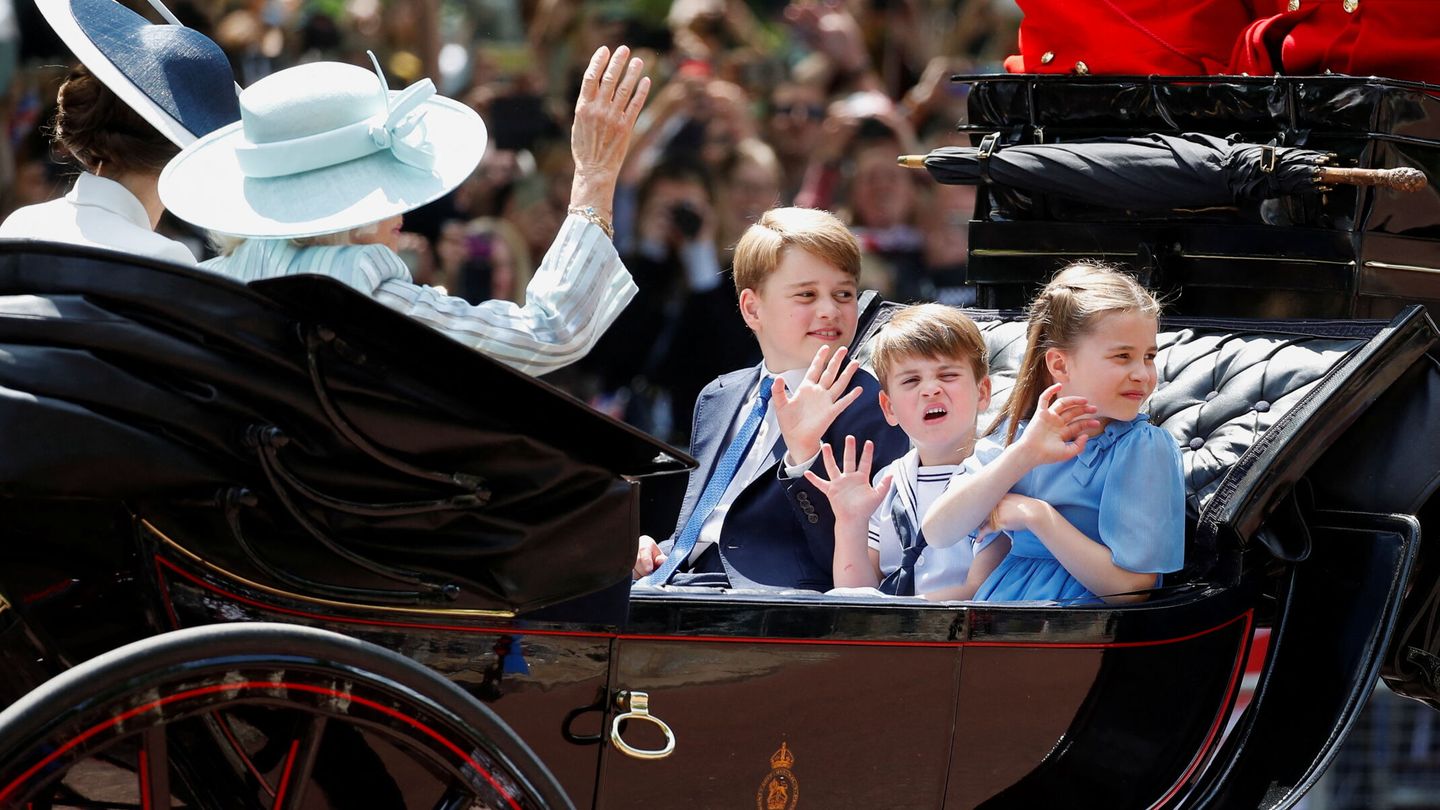 George, Louis y Charlotte, de camino a Buckingham. (Reuters/Peter Nicholls)
