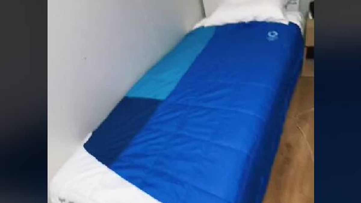 Una atleta enseña cómo son las famosas camas 'anti sexo' de los Juegos Olímpicos