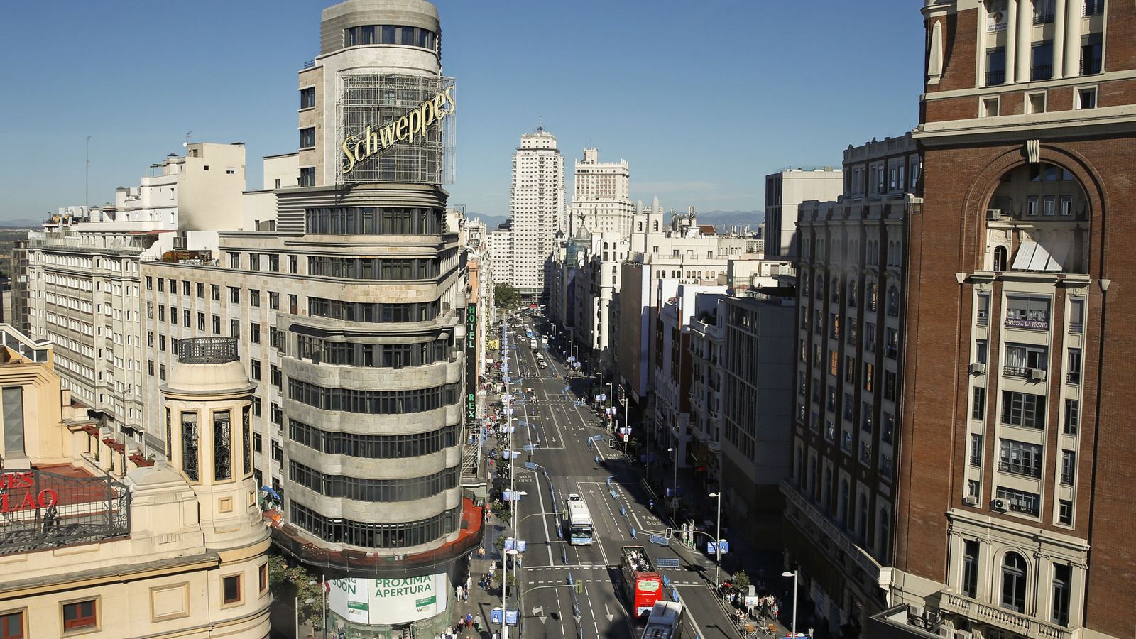 Foto: Madrid destinará progresivamente más espacio al peatón en Gran Vía. (EFE)