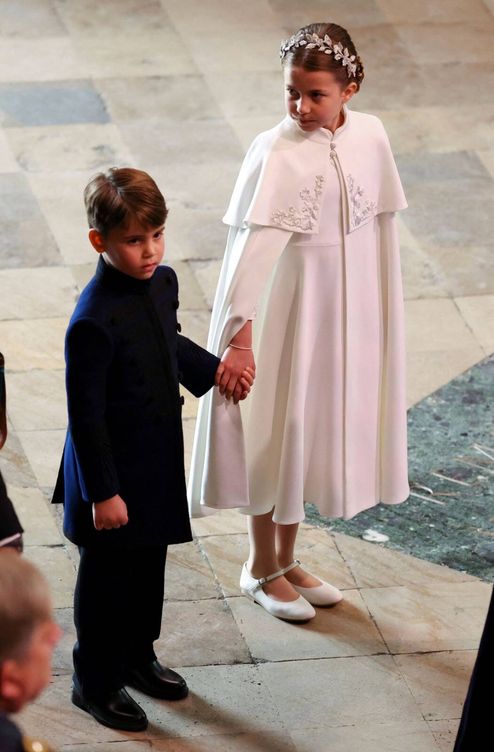 La princesa Charlotte toma de la mano a su hermano Louis. (Reuters)