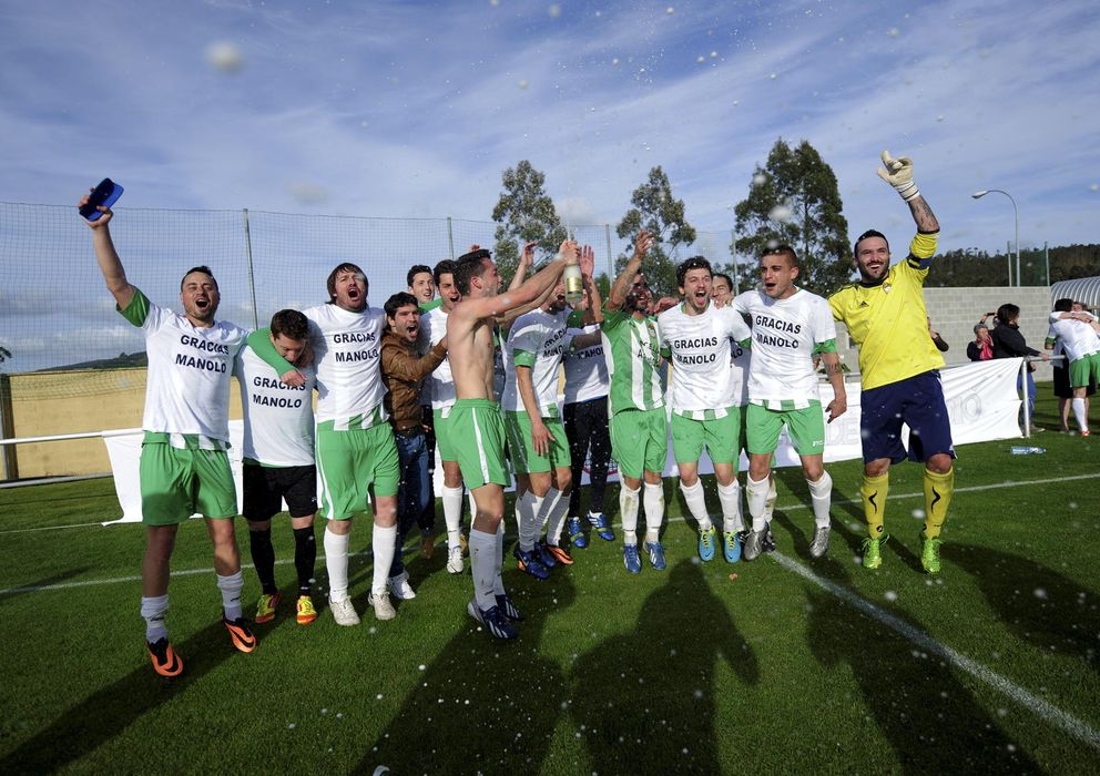 Foto: Los jugadores del Somozas celebran el campeonato (Daniel Alexandre/Diario de Ferrol). 