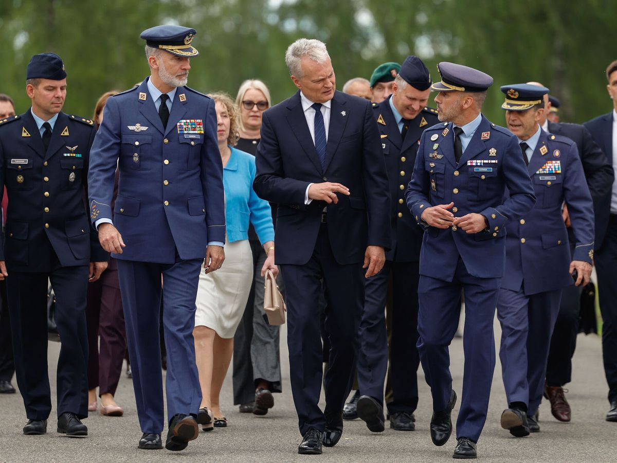 Foto: El rey Felipe VI, el presidente de Lituania, Gitanas Nauseda (c), y el teniente coronel Pablo Estrada (d), a su llegada a la Base Aérea Siauliau (Lituania). (EFE/Mariscal)
